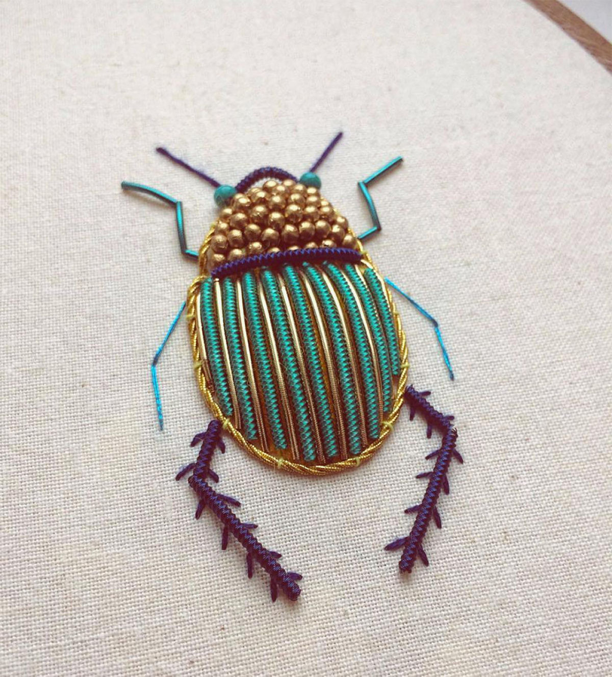 Fascinantes bordados de liblulas e outros insetos que incorpora grnulos metlicos 11