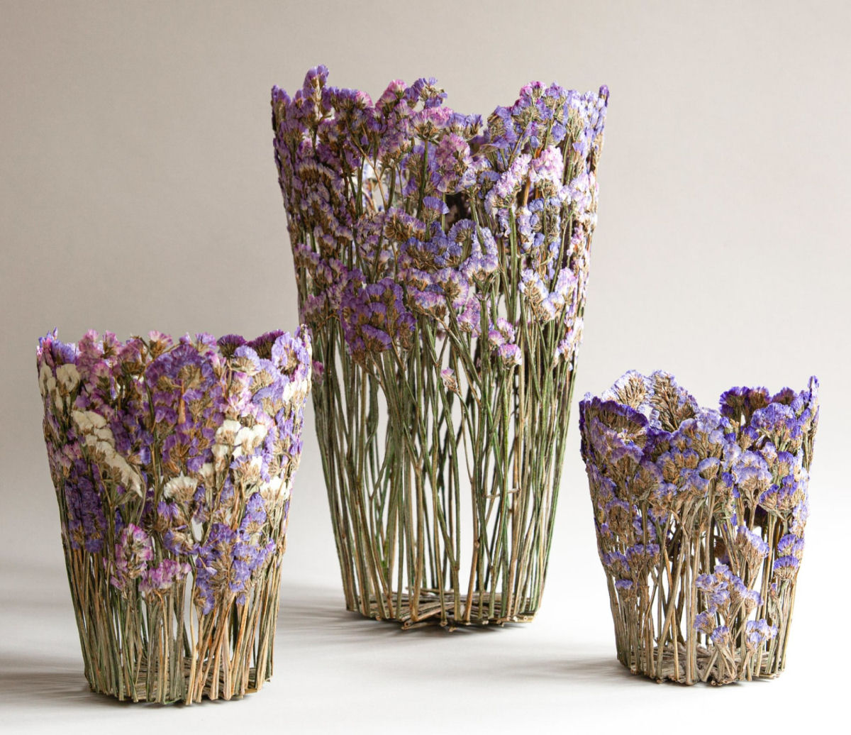 Delicados vasos escultóricos moldados com flores secas e prensadas 03