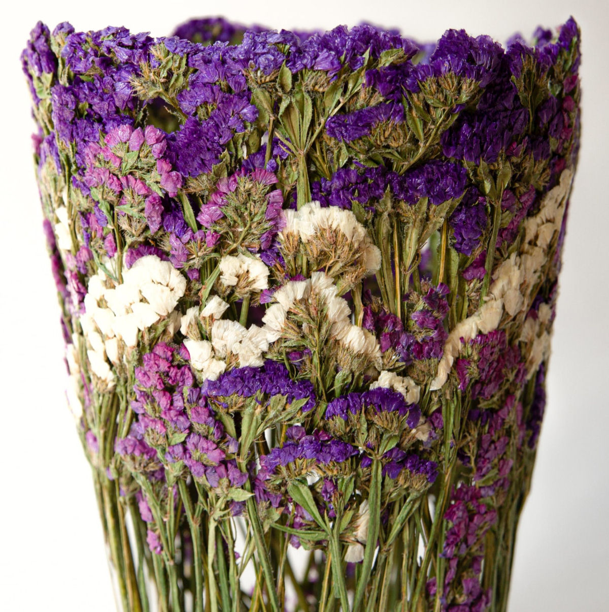 Delicados vasos escultóricos moldados com flores secas e prensadas 06