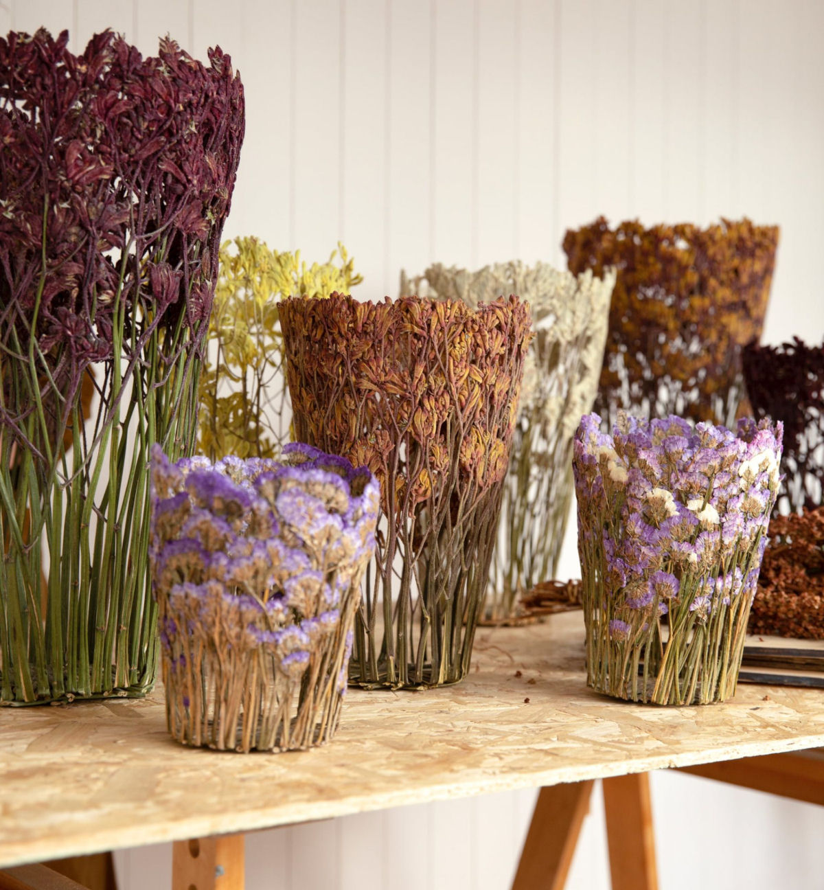 Delicados vasos escultóricos moldados com flores secas e prensadas 09