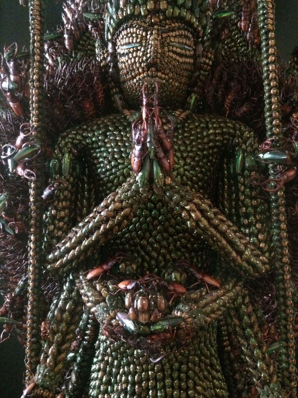 Esta escultura de Buda foi feita com 20.000 besouros 01