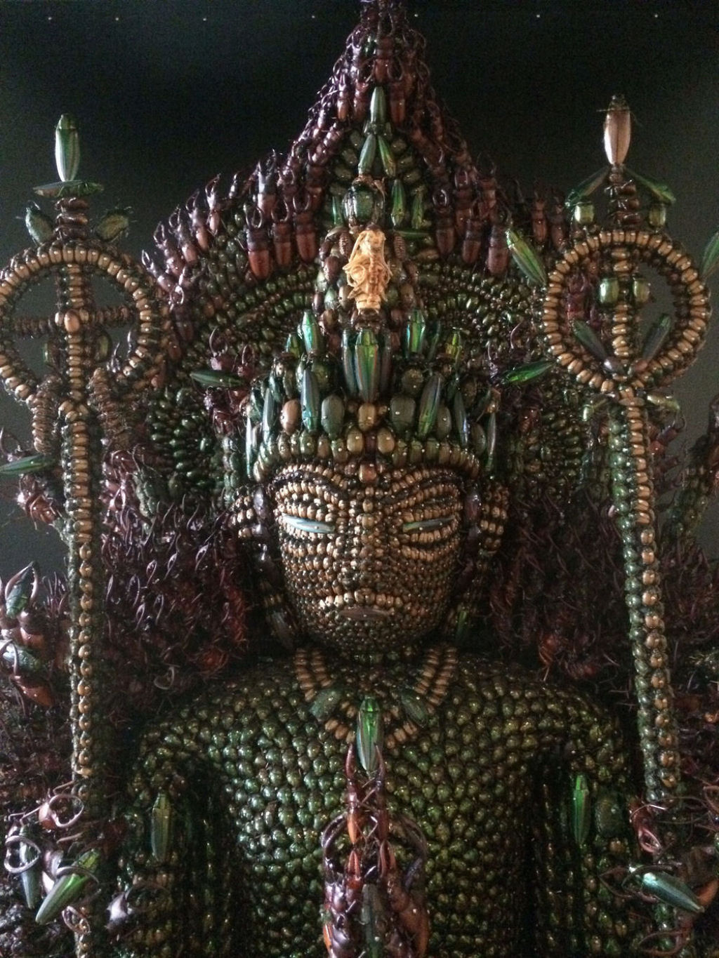 Esta escultura de Buda foi feita com 20.000 besouros 03