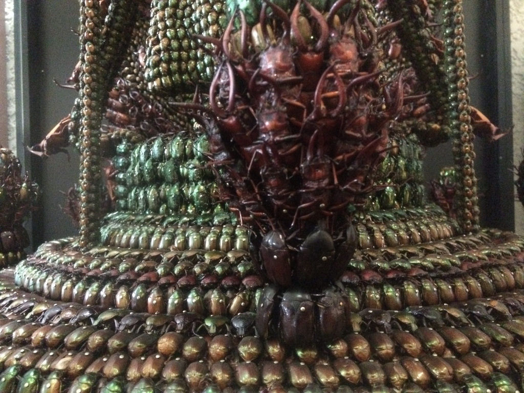 Esta escultura de Buda foi feita com 20.000 besouros 04