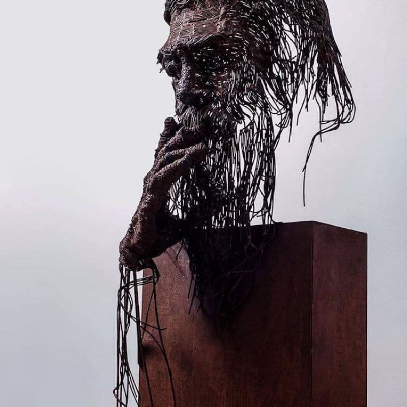 Rostos humanos hipnotizantes emergem de fios de metal cuidadosamente esculpidos 09