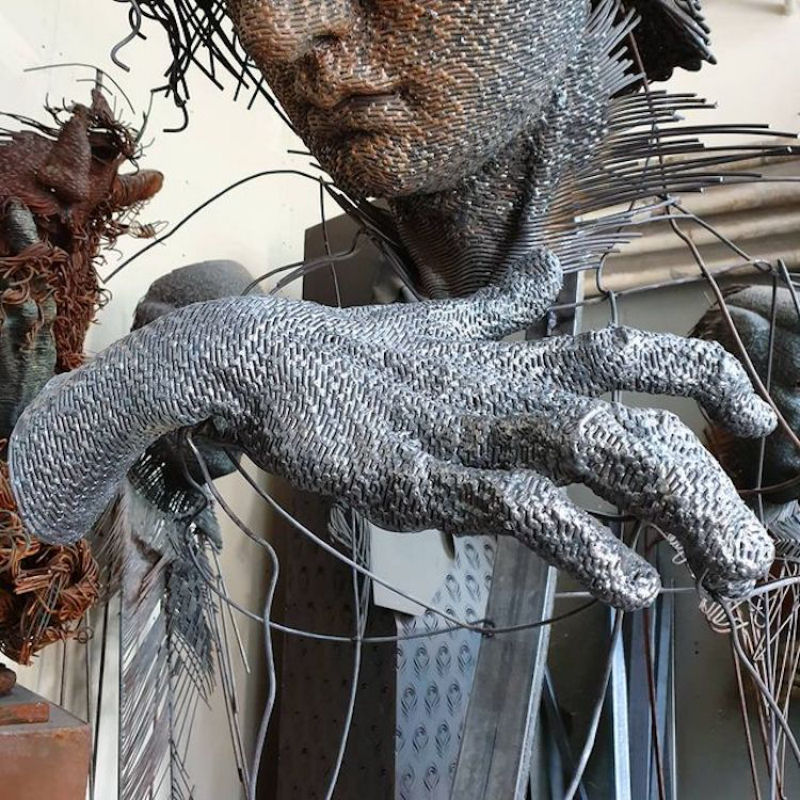Rostos humanos hipnotizantes emergem de fios de metal cuidadosamente esculpidos 10