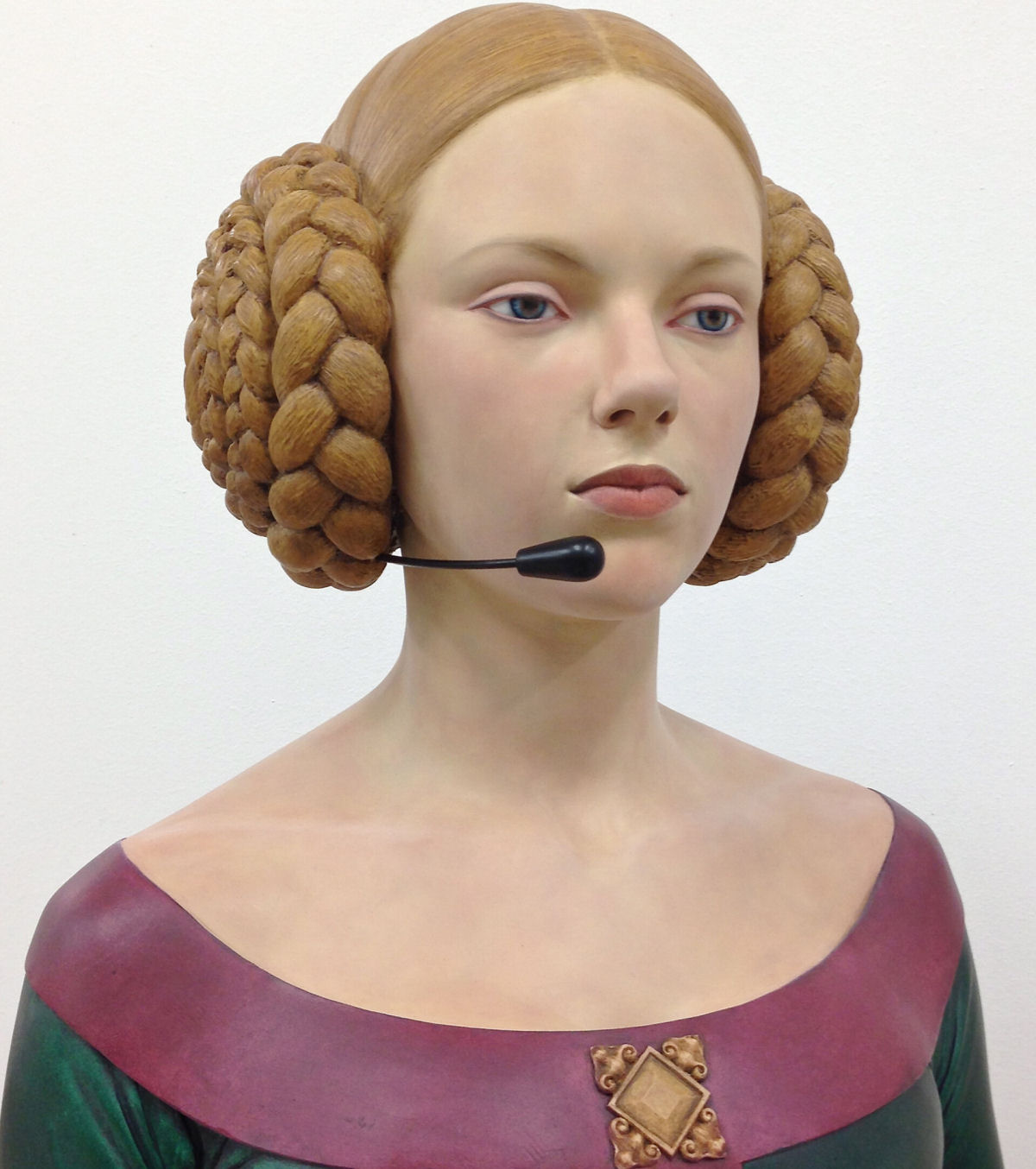 Ousados bustos femininos são esculpidos com um toque contemporâneo e atrevido por um artista espanhol 03