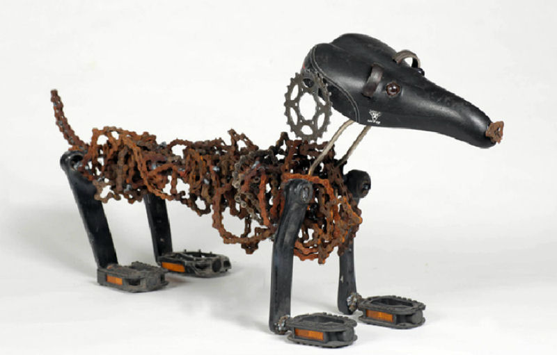 Artista israelense cria intrincadas esculturas do melhor amigo do homem com correntes de bicicleta 06