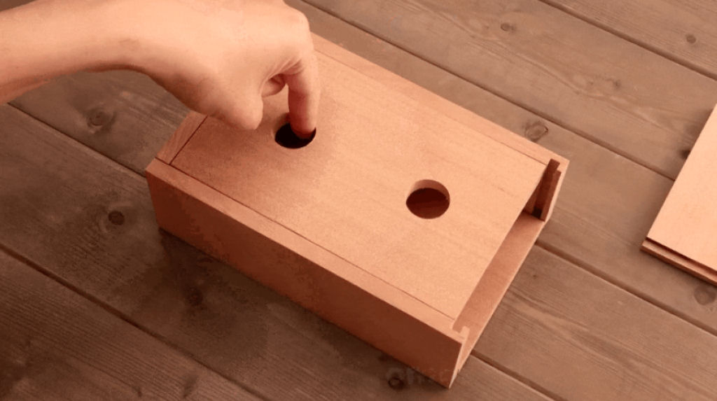 Tutorial satisfatório mostra caixa de madeira sendo construída sem ferramentas