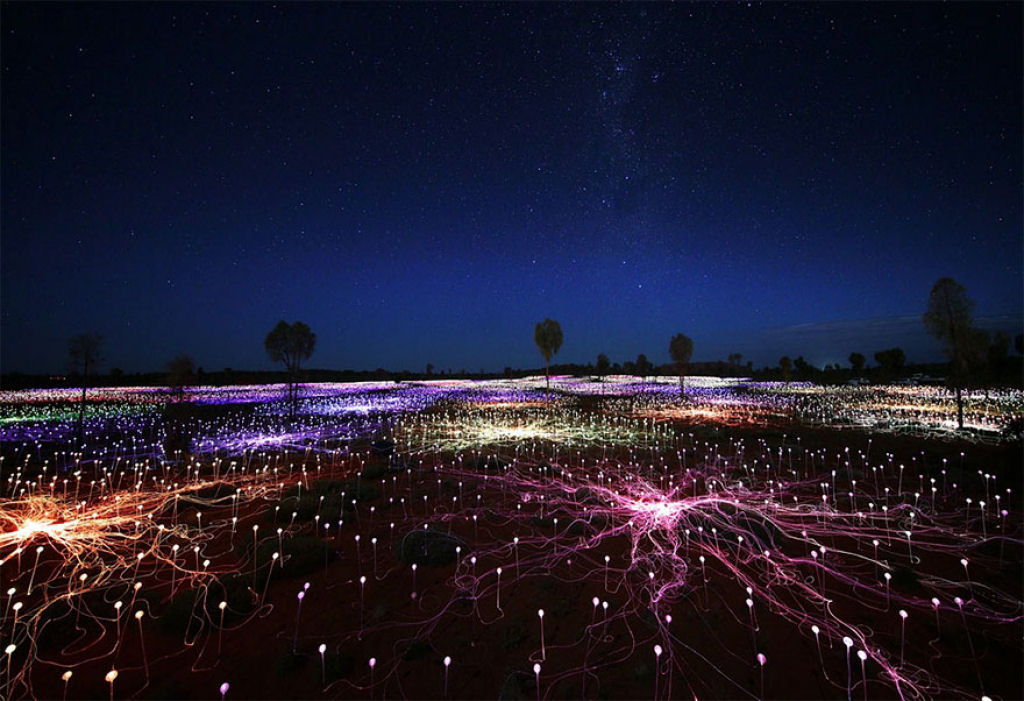 Campo de Luz: artista usa 50 mil luzes para transformar o deserto em um conto de fadas 02