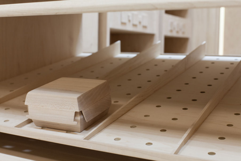 Artista esculpe uma cozinha de lanchonete incrivelmente precisa exclusivamente de madeira 08