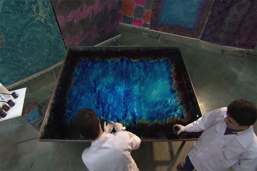 Como são feitos os tapetes artísticos com pintura ebru?