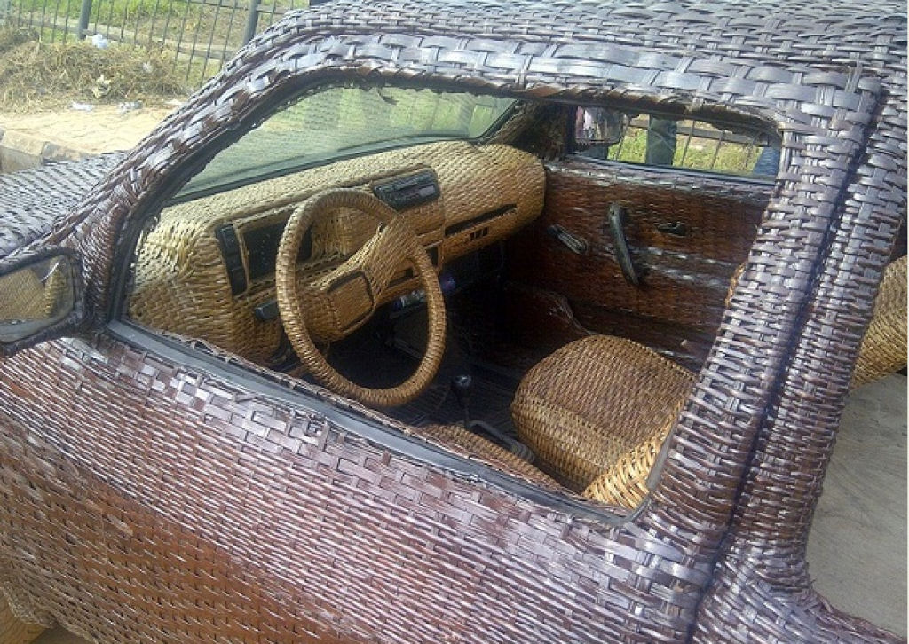 Arteso nigeriano cobre carro com fibra de rfia para anunciar seu negcio 01