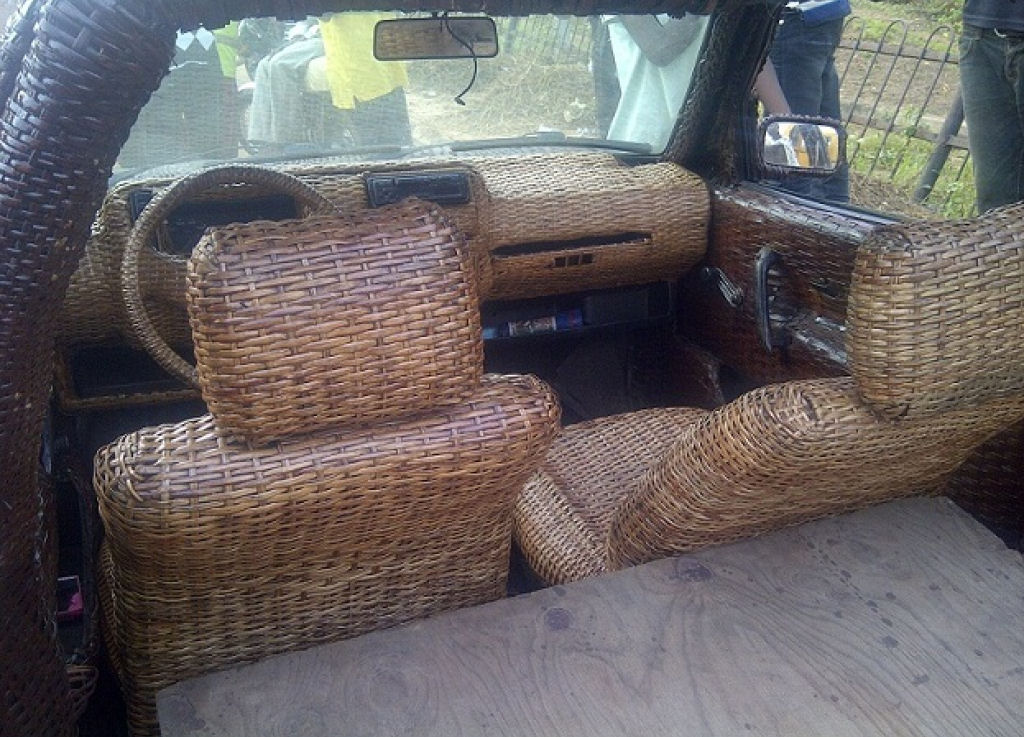 Arteso nigeriano cobre carro com fibra de rfia para anunciar seu negcio 02
