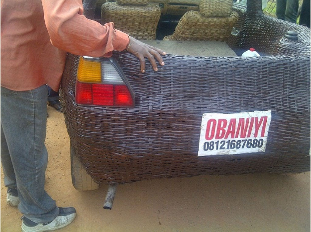 Arteso nigeriano cobre carro com fibra de rfia para anunciar seu negcio 03