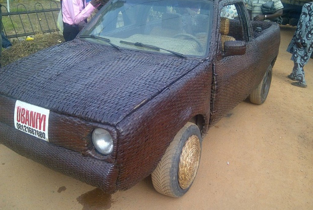 Arteso nigeriano cobre carro com fibra de rfia para anunciar seu negcio 04