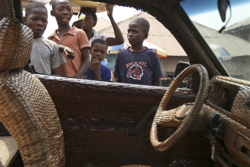 Arteso nigeriano cobre carro com fibra de rfia para anunciar seu negcio 05