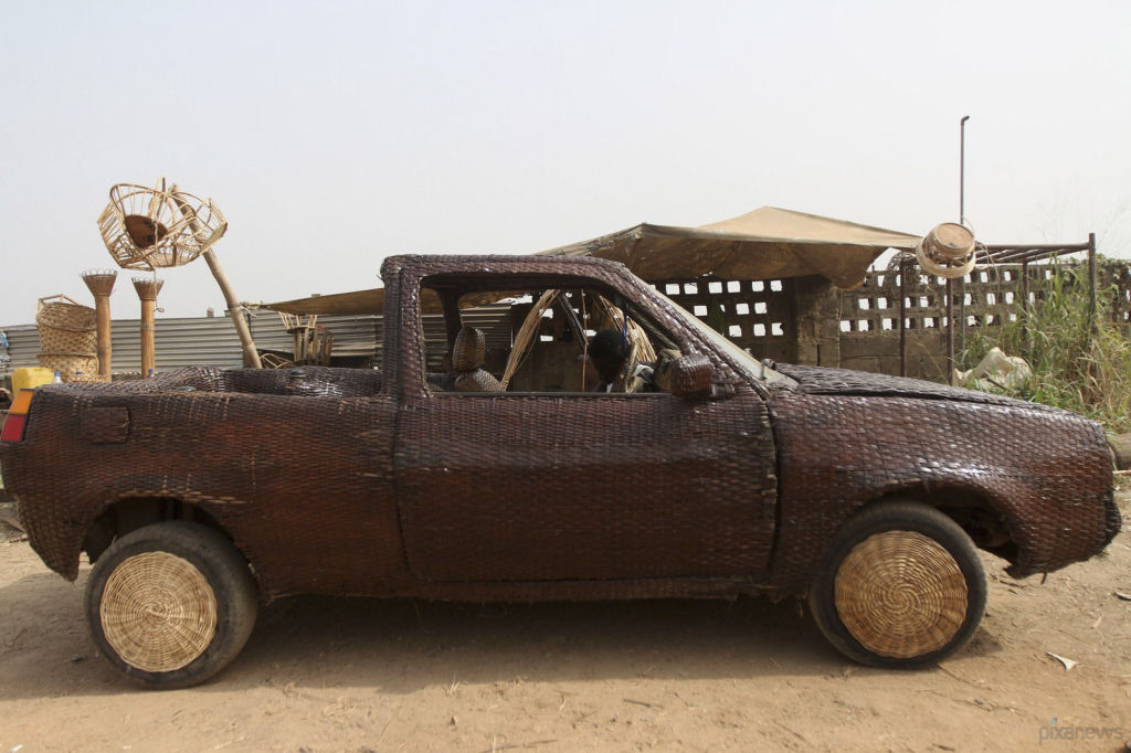 Arteso nigeriano cobre carro com fibra de rfia para anunciar seu negcio 06