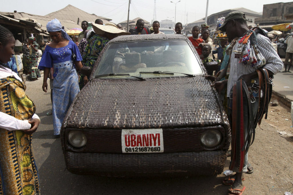 Arteso nigeriano cobre carro com fibra de rfia para anunciar seu negcio 07