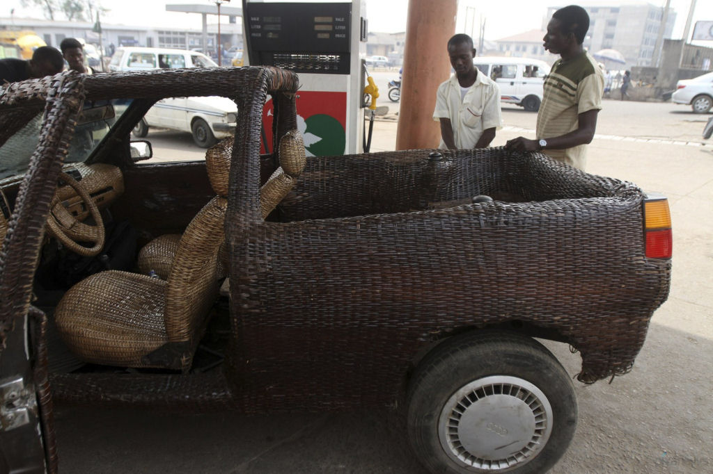 Arteso nigeriano cobre carro com fibra de rfia para anunciar seu negcio 08