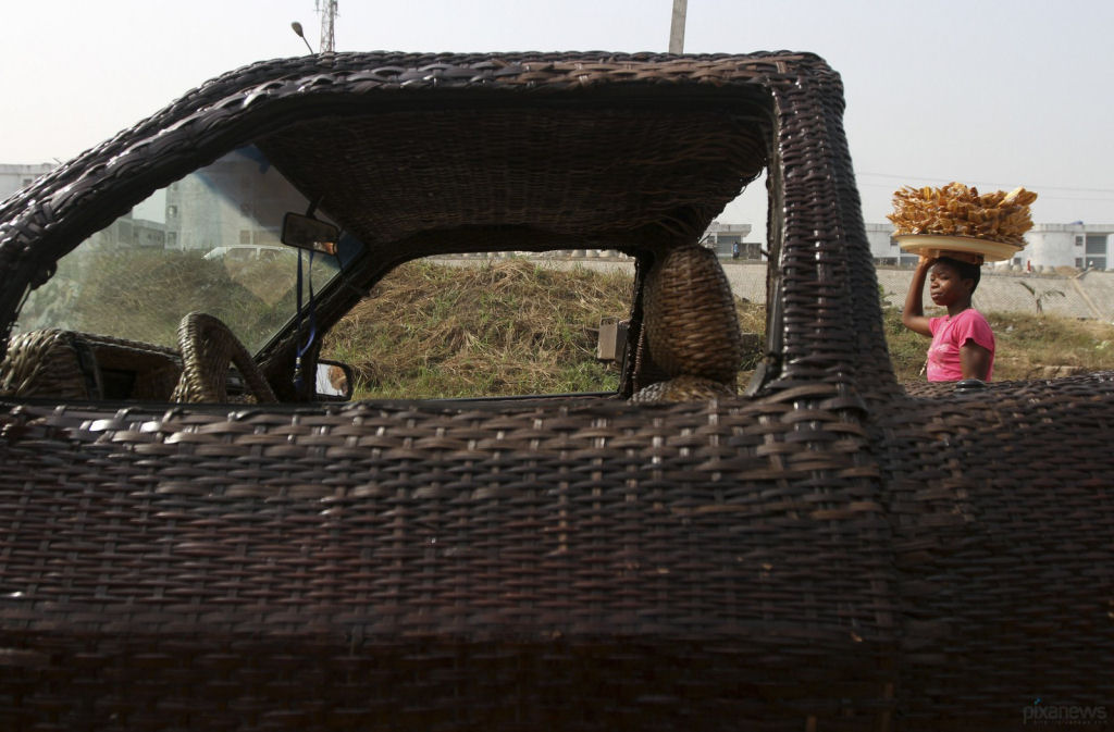 Arteso nigeriano cobre carro com fibra de rfia para anunciar seu negcio 09