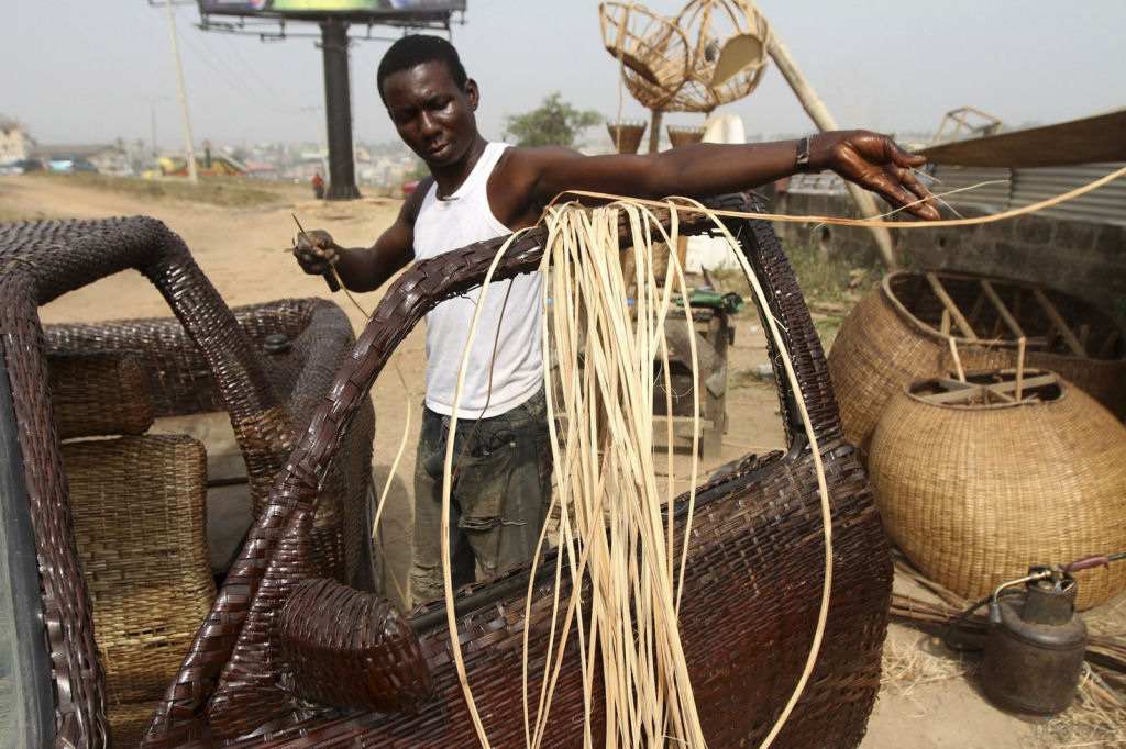 Arteso nigeriano cobre carro com fibra de rfia para anunciar seu negcio 10