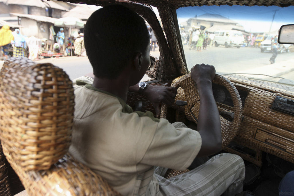 Arteso nigeriano cobre carro com fibra de rfia para anunciar seu negcio 11