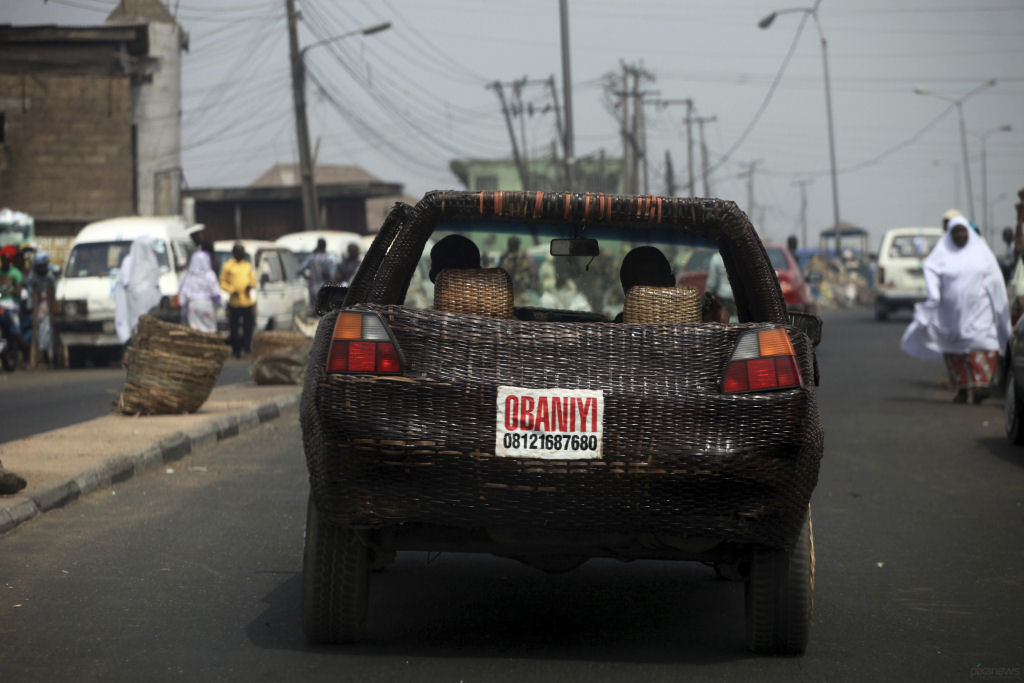 Arteso nigeriano cobre carro com fibra de rfia para anunciar seu negcio 13