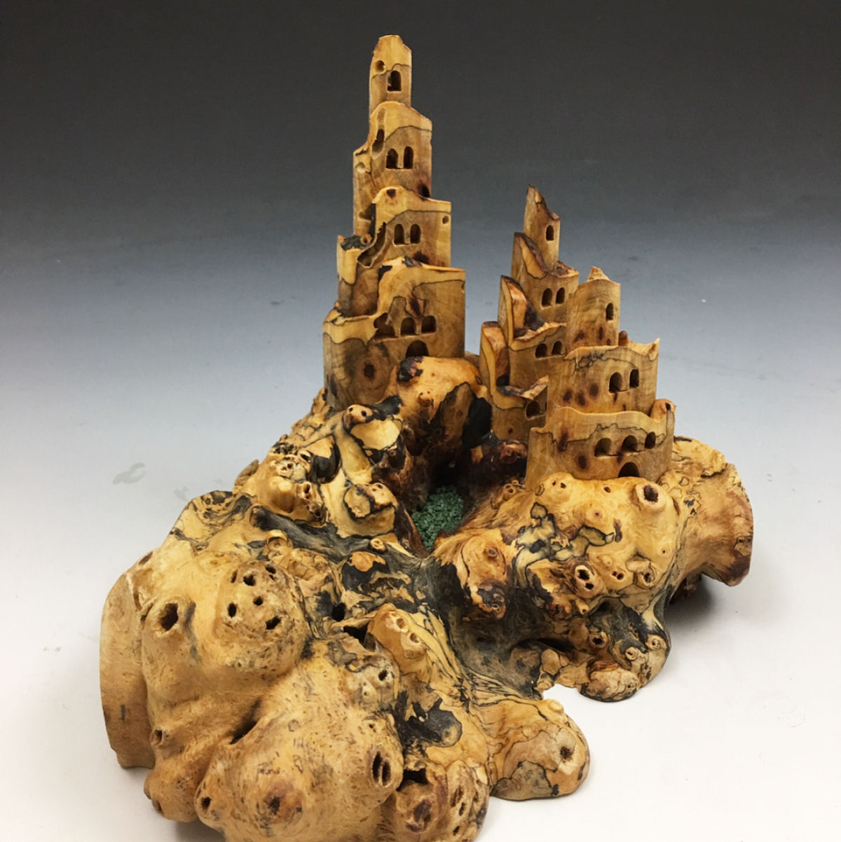 Castelos em miniatura emergem da madeira perfurada em esculturas cinéticas 02