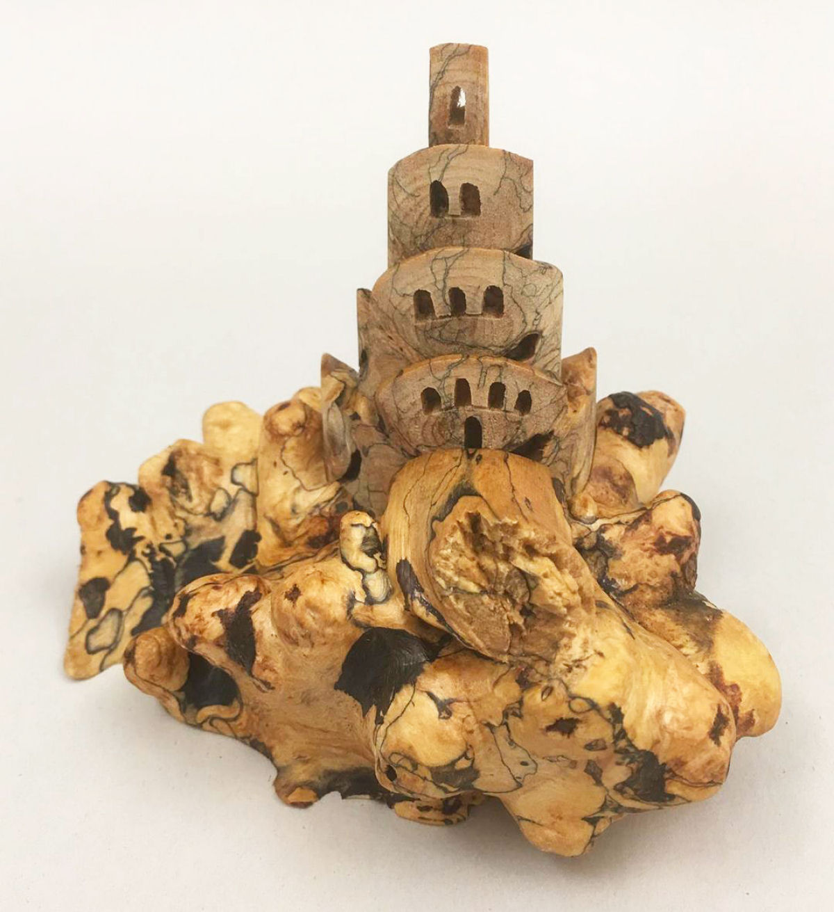 Castelos em miniatura emergem da madeira perfurada em esculturas cinéticas 07