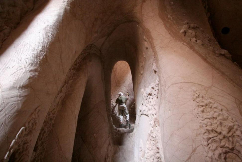 Artista passa uma década lavrando intrincadas cavernas 09