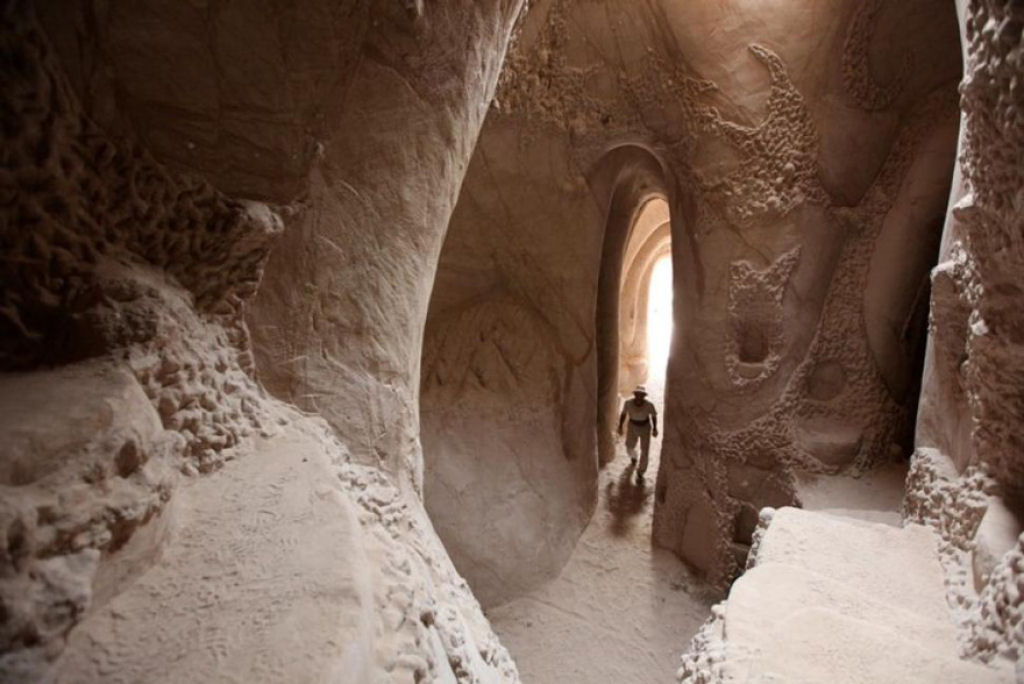 Artista passa uma década lavrando intrincadas cavernas 17