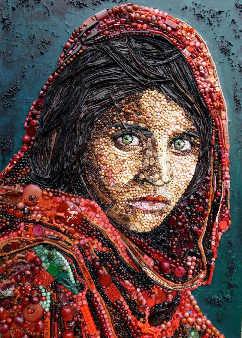 Artista recicla centenas de bugigangas plsticas para recriar pinturas e retratos icnicos 02