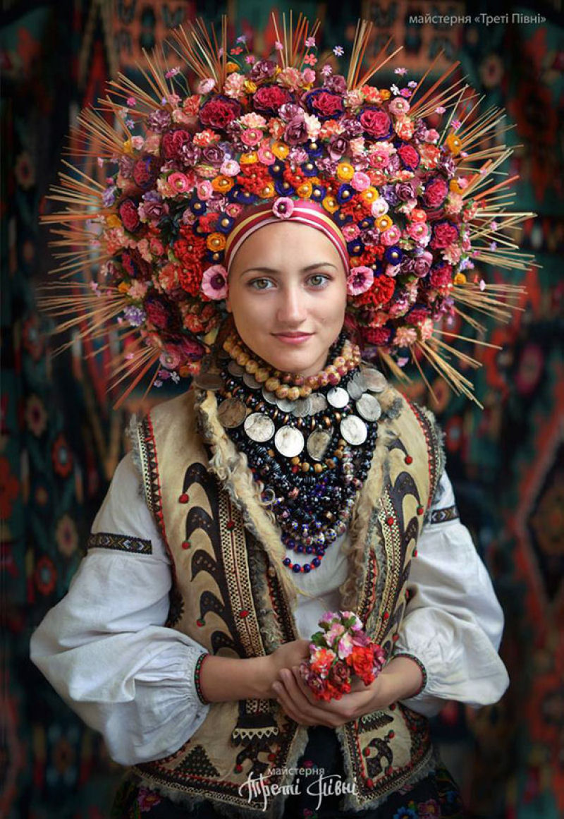 Mulheres modernas usando coroas tradicionais ucranianas do um novo significado a uma antiga tradio 01