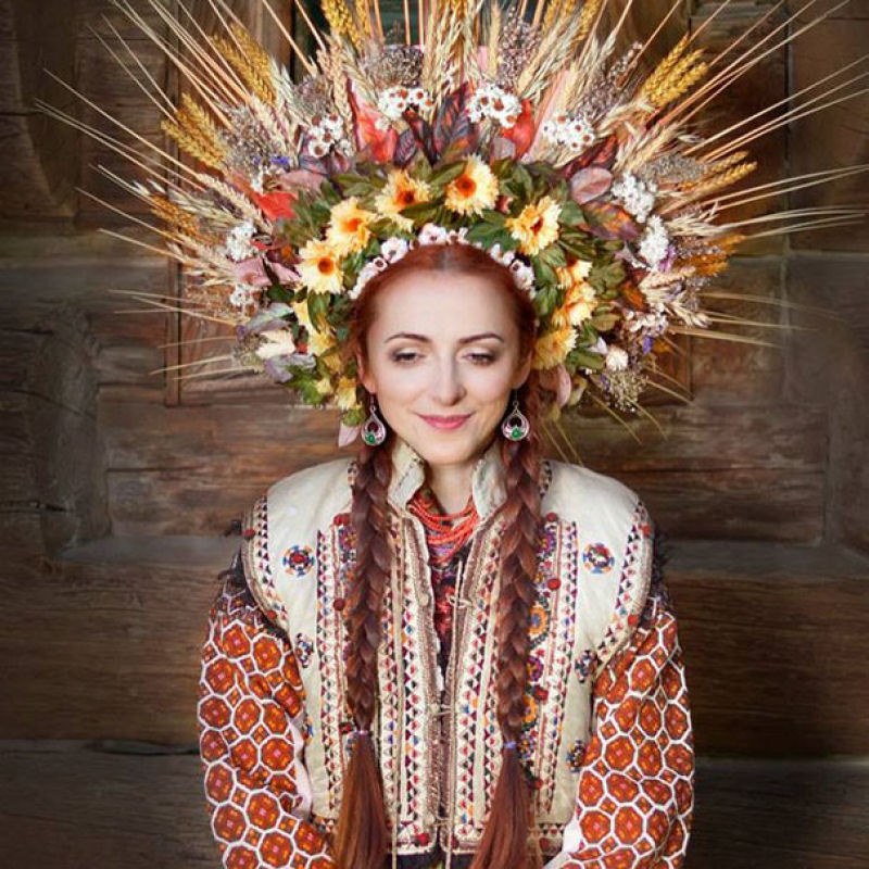 Mulheres modernas usando coroas tradicionais ucranianas do um novo significado a uma antiga tradio 02