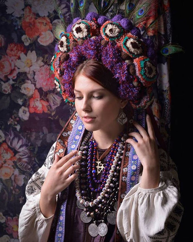 Mulheres modernas usando coroas tradicionais ucranianas do um novo significado a uma antiga tradio 04