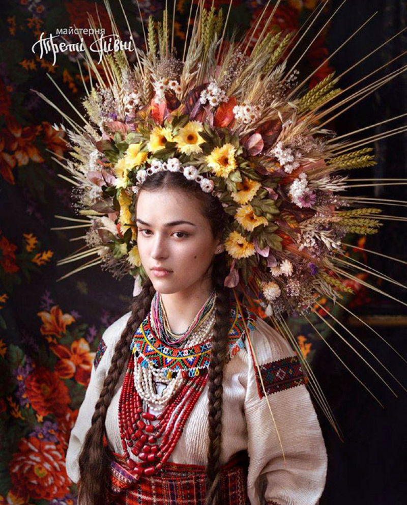 Mulheres modernas usando coroas tradicionais ucranianas do um novo significado a uma antiga tradio 05