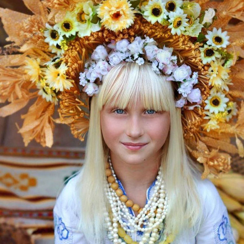 Mulheres modernas usando coroas tradicionais ucranianas do um novo significado a uma antiga tradio 06