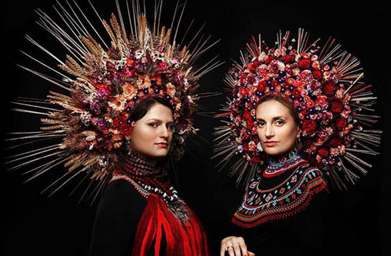 Mulheres modernas usando coroas tradicionais ucranianas do um novo significado a uma antiga tradio 11