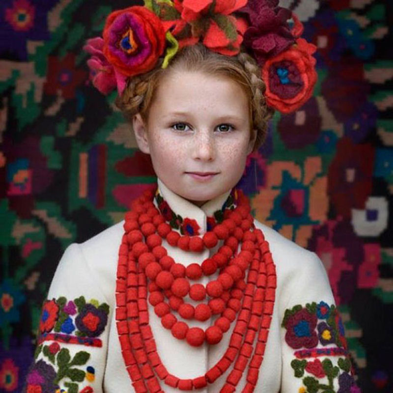 Mulheres modernas usando coroas tradicionais ucranianas do um novo significado a uma antiga tradio 13