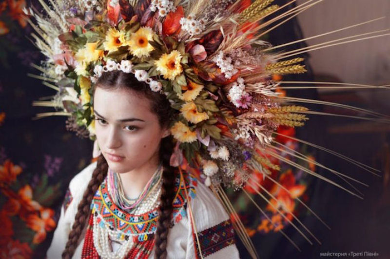 Mulheres modernas usando coroas tradicionais ucranianas do um novo significado a uma antiga tradio 16