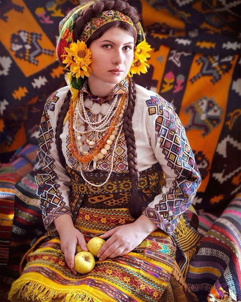 Mulheres modernas usando coroas tradicionais ucranianas do um novo significado a uma antiga tradio 17