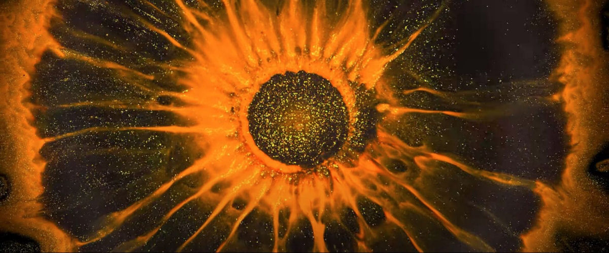 Curta-metragem 'Criao' captura um macro cosmos com brilho e tinta