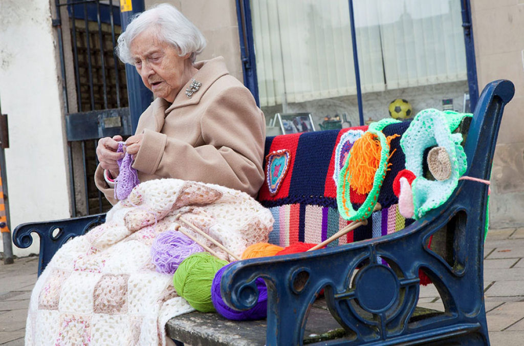 Artista urbana de 104 anos enche sua cidade com suas obras de crochê 01