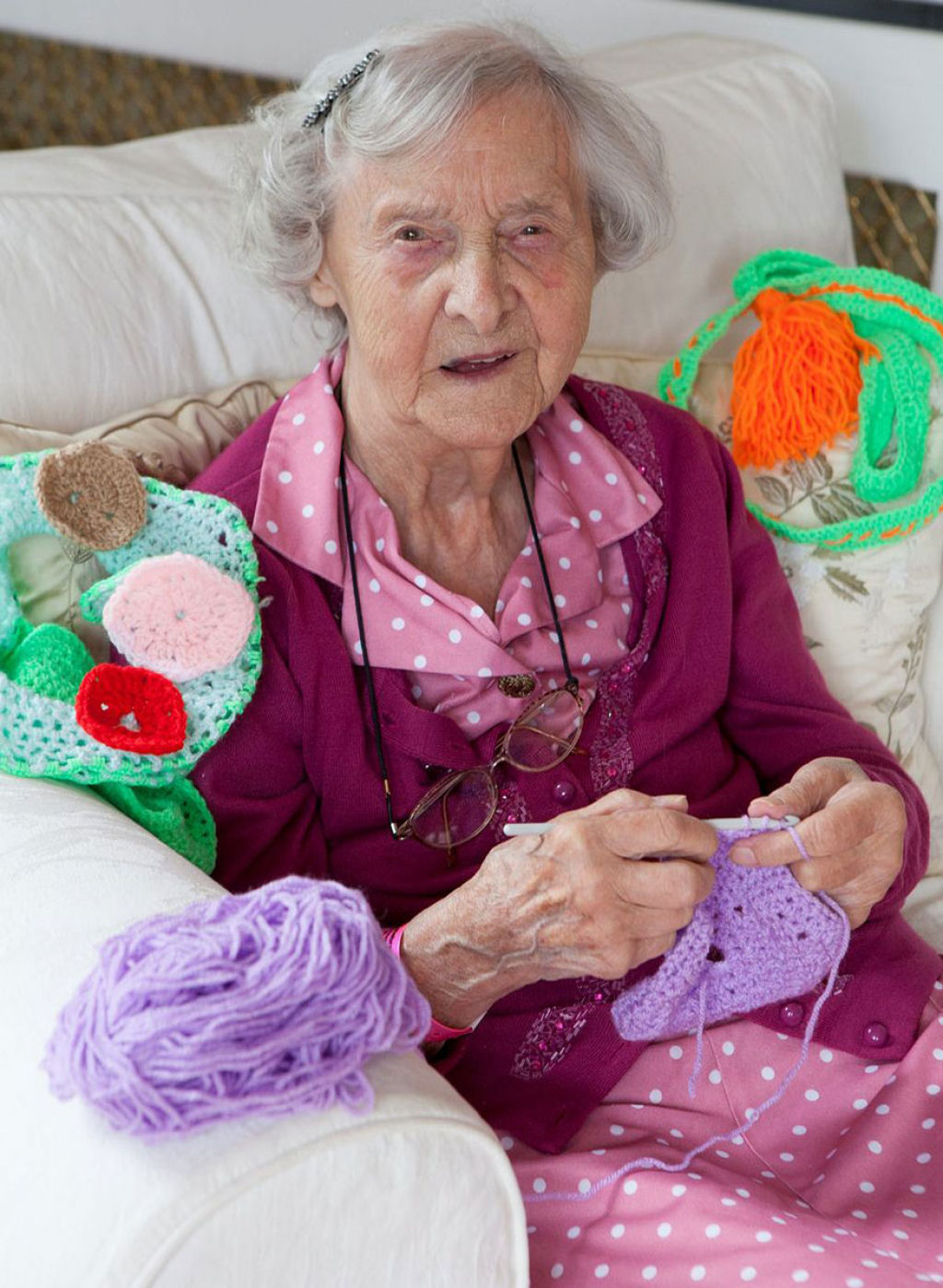 Artista urbana de 104 anos enche sua cidade com suas obras de crochê 06