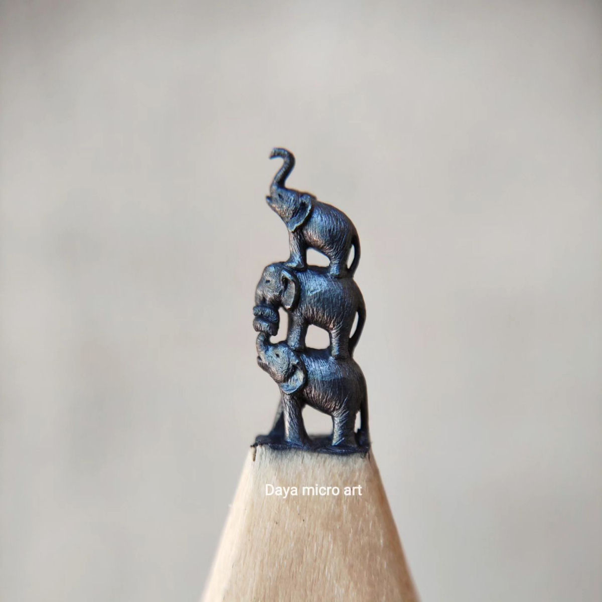 Artista transforma pontas de lpis em obras-primas em miniatura