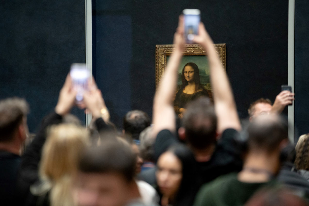 O Louvre considera transferir a Mona Lisa para cmara subterrnea para acabar com a 'decepo pblica'