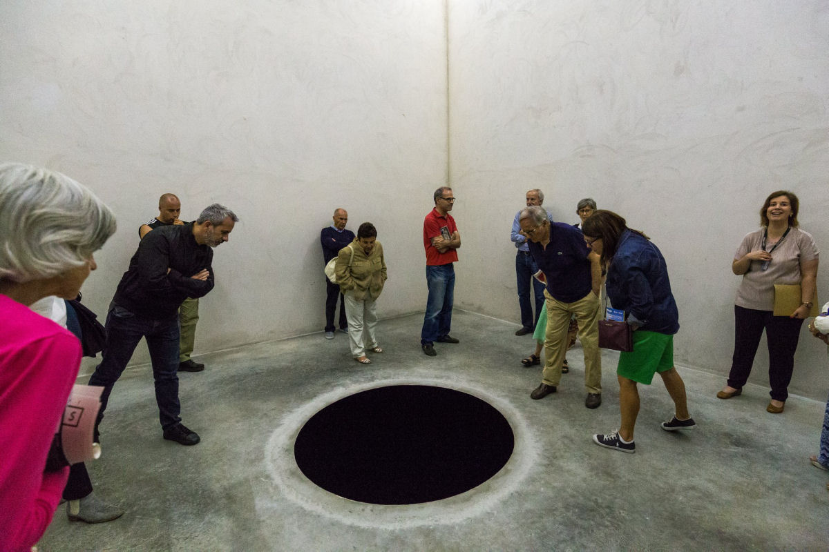 Visitante de museu caiu em um buraco enorme, que parecia pintado no cho (dizem que  arte)