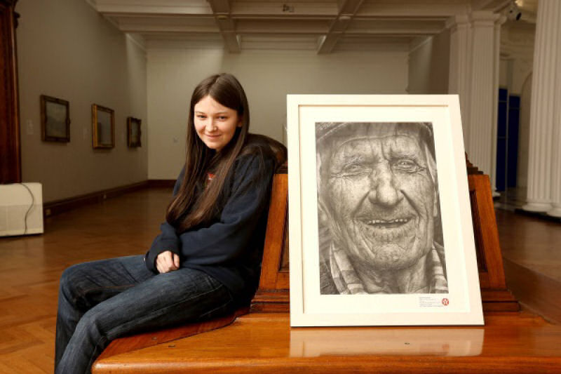 Garota de 16 anos vence concurso nacional de arte com um desenho a lápis hiperrealista