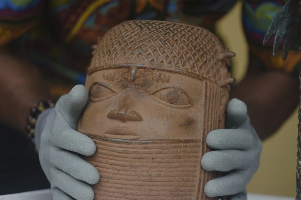 Holanda devolve 119 obras de arte históricas de bronze saqueadas à Nigéria