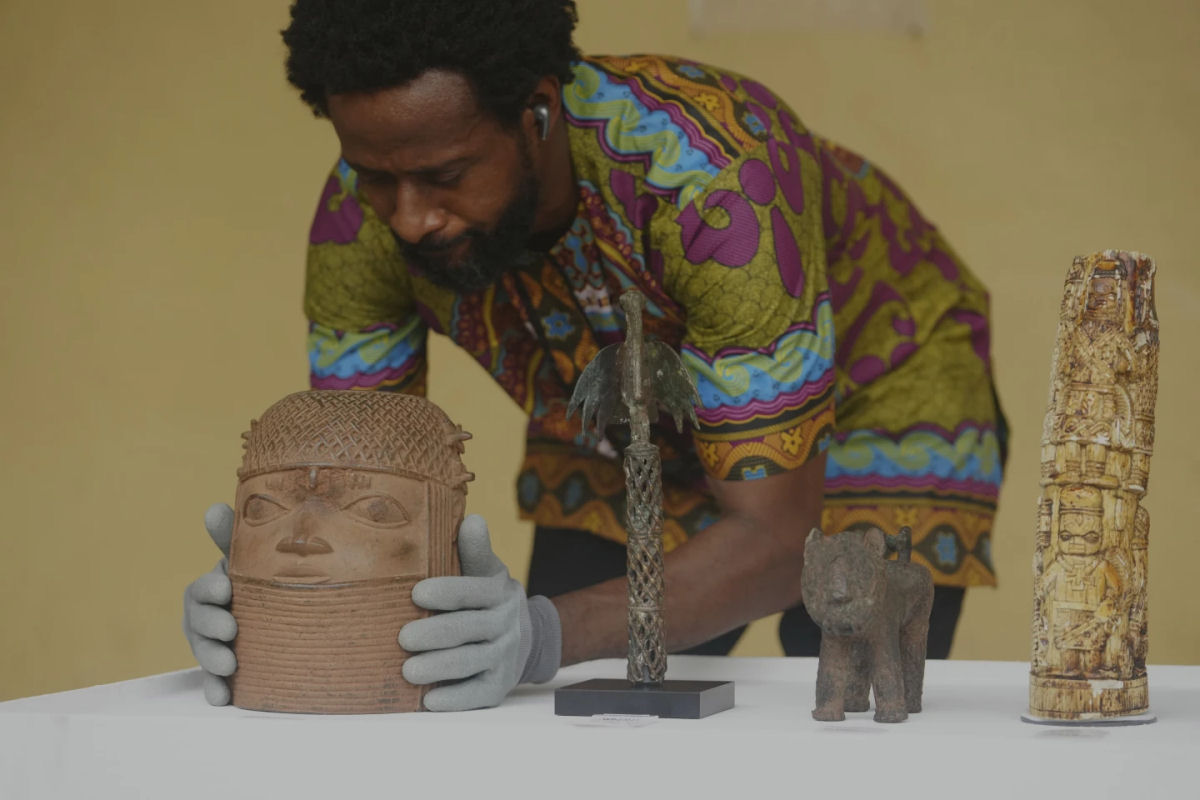 Holanda devolve 119 obras de arte históricas de bronze saqueadas à Nigéria